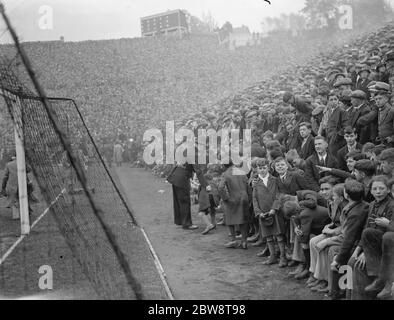 Fußballspiel: Arsenal Football Club gegen Charlton Athletic Football Club im Highbury Stadium, London. Massen beobachten das Spiel. 1936 Stockfoto