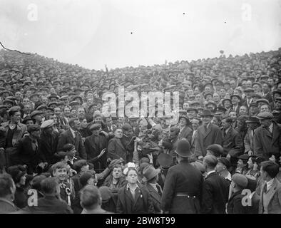 Fußballspiel: Arsenal Football Club gegen Charlton Athletic Football Club im Highbury Stadium, London. Massen beobachten das Spiel. 1936 Stockfoto