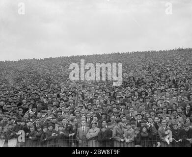 Fußballspiel: Arsenal Football Club gegen Charlton Athletic Football Club im Highbury Stadium, London. Massen beobachten das Spiel. 1936 Stockfoto