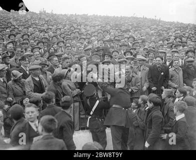 Fußballspiel: Arsenal Football Club gegen Charlton Athletic Football Club im Highbury Stadium, London. Massen beobachten das Spiel. 1936 Stockfoto