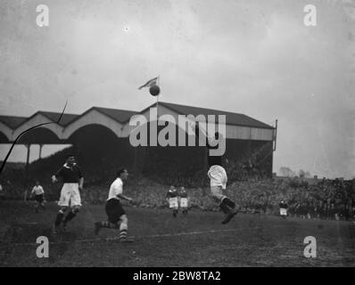 Fußballspiel: Arsenal Football Club gegen Charlton Athletic Football Club im Highbury Stadium, London. Torhüter schlägt den Ball weg. 1936 Stockfoto