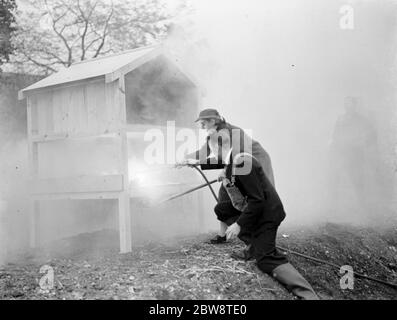 Eine Demonstration der Vorsichtsmaßnahmen bei Luftangriff in Dartford, Kent. Der Umgang mit einem Feuer von einer Brandbombe Explosion . 1938 . Stockfoto