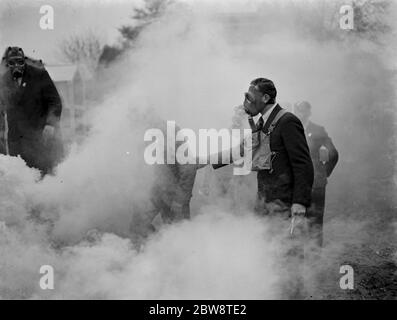 Eine Demonstration der Vorsichtsmaßnahmen bei Luftangriff in Dartford, Kent. Gasmaskenprüfung . 1938 . Stockfoto