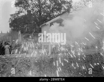 Eine Demonstration der Vorsichtsmaßnahmen bei Luftangriff in Dartford, Kent. Brandbombe Explosion . 1938 . Stockfoto