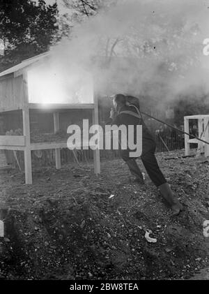 Eine Demonstration der Vorsichtsmaßnahmen bei Luftangriff in Dartford, Kent. Der Umgang mit einem Feuer von einer Brandbombe Explosion . 1938 . Stockfoto