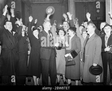 Nach dem Sieg bei der Wahl in Dartford schüttelt Frau Janet Jennie Adamson die Labour Party-Kandidatin die Hand ihres Gegners, des Kandidaten der Konservativen Partei, Herrn Geoffrey Mitchell. 1938 Stockfoto