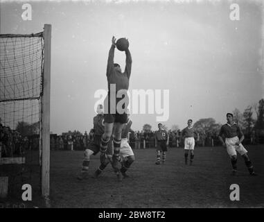 Bexleyheath und Welling gegen Dartford Reserven - Kent League - 22/10/38 . Der Torwart macht einen Save. 1938 Stockfoto