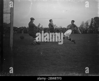 Bexleyheath und Welling gegen Dartford Reserves - Kent League - 22/10/38 zwei Spieler konkurrieren um den Ball. 1938 Stockfoto