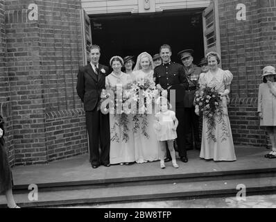 Die militärische Hochzeit von Sergeant Leonard Tripp und L Foulkes . Die Hochzeitsgruppe . 1938 Stockfoto