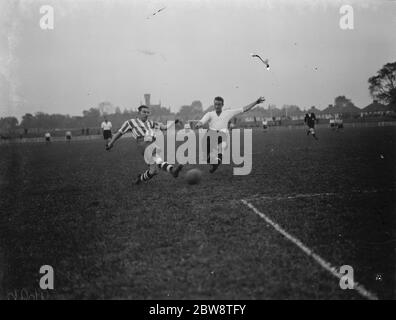 Dartford Reserves vs. Bexleyheath und Welling - Kent League - 15/10/38 zwei Spieler konkurrieren um den Ball. 1938 Stockfoto