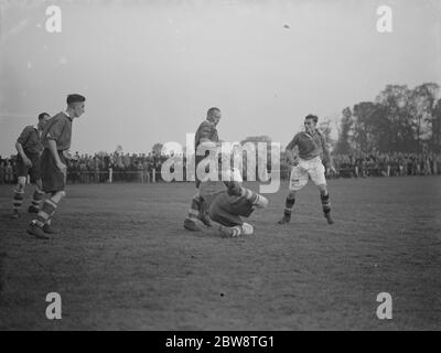 Bexleyheath und Welling gegen Dartford Reserven - Kent League - 22/10/38 der Torwart macht einen Save. 1938 Stockfoto