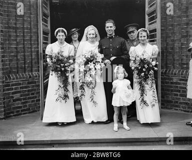 Die militärische Hochzeit von Sergeant Leonard Tripp und L Foulkes . Die Hochzeitsgruppe . 1938 Stockfoto