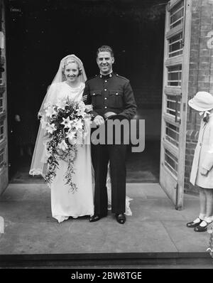 Die militärische Hochzeit von Sergeant Leonard Tripp und L Foulkes . Die Braut und Bräutigam . 1938 Stockfoto