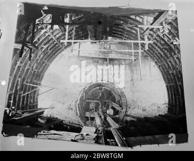 Die Fertigstellung des Pilot Dartford Tunnel . Der Ort, an dem sich die beiden Teile des Tunnels treffen, einer kommt aus Essex und der andere aus Kent. 11. Oktober 1938 Stockfoto