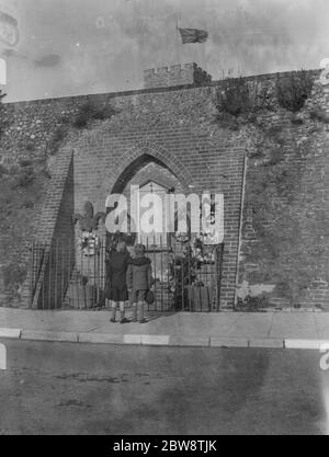 Waffenstillstand Gedenkfeier in Crayford, Kent. Zwei Jungen zahlen ihren Respekt November 1936 Stockfoto