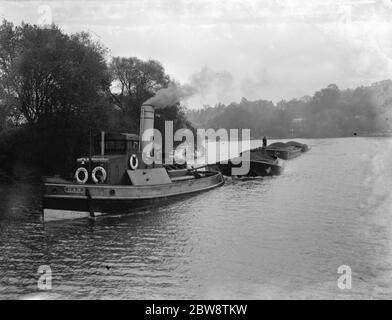 Ein Schlepper schlepper schlepper auf der Themse in der Nähe von Richmond upon Thames. 1936 Stockfoto