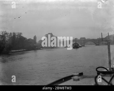 Association of Master Lightermen und Barge Besitzer haben einen Anträge für die Reparatur von Richmond Bridge an der Themse in London. Fotos zeigen einen Schlepper, der einen Lastkahn unter der Richmond Bridge schleppt. 1936 26. Oktober 1936 Stockfoto