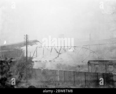 Feuer in der Vickers Fabrik in Crayford, Kent. 1936 Stockfoto