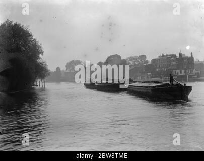Barges auf der Themse in der Nähe von Richmond upon Thames . 1936 Stockfoto