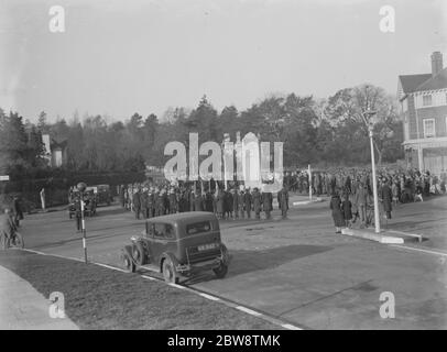 Waffenstillstand Gedenkfeier in Orpington, Kent. Die Menge versammelt sich um das Denkmal. November 1936 Stockfoto