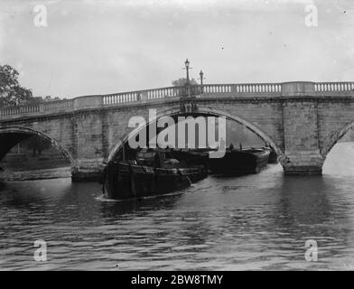 Association of Master Lightermen und Barge Besitzer haben einen Anträge für die Reparatur von Richmond Bridge an der Themse in London. Fotos zeigen einen Schlepper, der einen Lastkahn unter der Richmond Bridge schleppt. 1936 26. Oktober 1936 Stockfoto