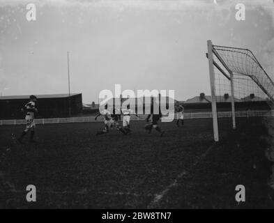 North Kent Boys vs. Gillingham Boys - English Schools Shield - gespielt in Dartford - 31/10/36 1936 Stockfoto