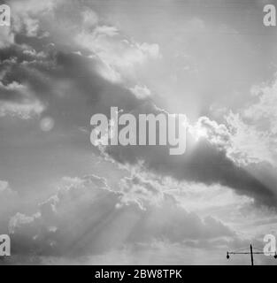 Die Sonne ist von einer Wolke bedeckt. 1936 Stockfoto