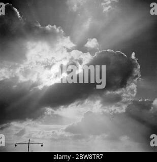 Die Sonne ist von einer Wolke bedeckt. 1936 Stockfoto