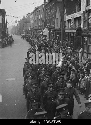 Waffenstillstand Gedenkfeier in Dartford, Kent. Die Territorials und die British Legion marschieren durch die Straße. November 1938 Stockfoto