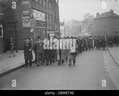 Waffenstillstand Memorial Service in Eltham, London. Die British Legion marschieren durch die Hochstraße. November 1938 Stockfoto