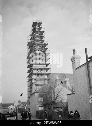 Reparaturarbeiten durchgeführt auf dem Kirchturm von Christ Church Beckenham, Kent. 1938 . Stockfoto