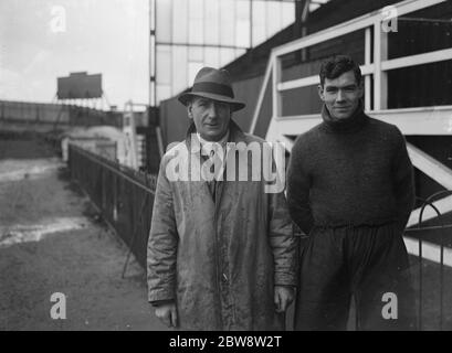 Star-Spieler, Fred Dell von Dartford Football Club posiert mit dem Manager, Bill Collier vor dem Stand. 1936 Stockfoto