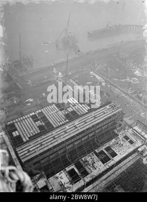 Ein allgemeiner Blick von einem der Schornsteine des neuen Kohlekraftwerks im Bau in der Nähe von Dartford, Kent. 1938 Stockfoto