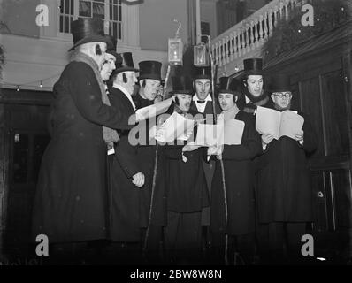 Die Dartford Glee Singers beim Dickensian Ball. 1938 Stockfoto