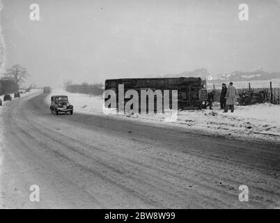 Ein Bus stürzte bei winterlichen Bedingungen in Dartford, Kent. 1938 Stockfoto