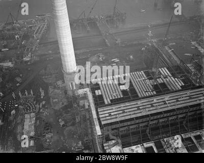 Ein allgemeiner Blick von einem der Schornsteine des neuen Kohlekraftwerks im Bau in der Nähe von Dartford, Kent. 1938 Stockfoto