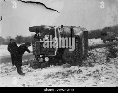 Ein Bus stürzte bei winterlichen Bedingungen in Dartford, Kent. 1938 Stockfoto