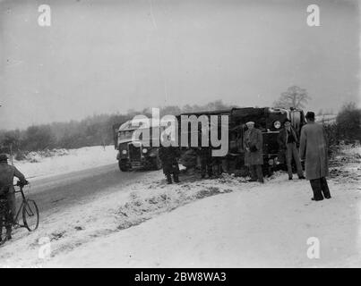 Ein Bus stürzte bei winterlichen Bedingungen in Dartford, Kent. 1938 Stockfoto