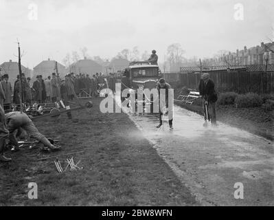 Pattisson Demonstrationen eines ARP-Lastwagens . Männer sind die Straße hinunter mit einem Bedford Pattisson EINEN R P LKW, der geändert wurde, um einen Wassertank zu tragen, zu verpfuschen. 1938 . Stockfoto