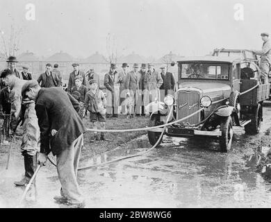 Pattisson Demonstrationen eines ARP-Lastwagens . Männer sind die Straße hinunter mit einem Bedford Pattisson ARP LKW, der geändert wurde, um einen Wassertank zu tragen, zu hocken. 1938 . Stockfoto