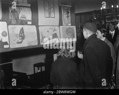 Schule Kinder Kunstausstellung in Eltham, London. Dezember 1938 Stockfoto