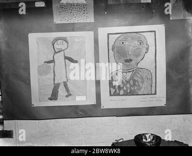 Schule Kinder Kunstausstellung in Eltham, London. Dezember 1938 Stockfoto