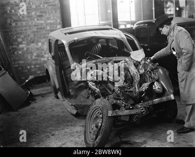 Das zerstörte Auto hinter durch einen Absturz auf Sidcup durch Pass, Kent. 1937 Stockfoto