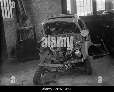 Das zerstörte Auto hinter durch einen Absturz auf Sidcup durch Pass, Kent. 1937 Stockfoto