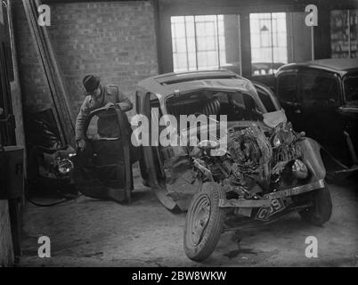 Das zerstörte Auto hinter durch einen Absturz auf Sidcup durch Pass, Kent. 1937 Stockfoto