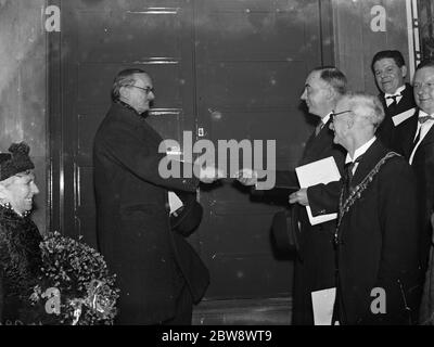 Lord Horder, der anerkannte Arzt, eröffnet eine Klinik in Woolwich, London. Hier wird ihm der Schlüssel übergeben. 15. Januar 1939 Stockfoto