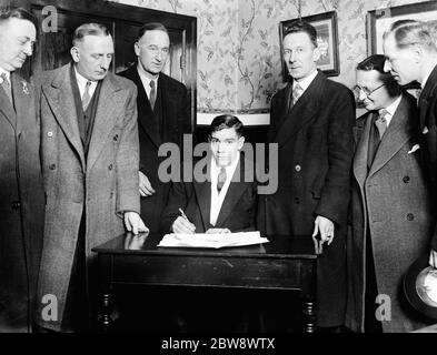 Fred Dell, der Star-Spieler des Dartford Football Club, posiert mit dem Stift in der Hand, als er für West Ham Zeichen. 1936 Stockfoto