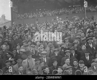 Die Dartford Fans in der überfüllten Zuschauer steht bei dem Spiel zwischen Dartford Football Club und Derby County Football Club, bei Derby, in der FA Cup dritte Runde. . 11. Januar 1936 Stockfoto