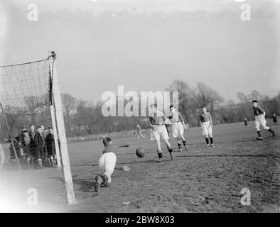 Jungen Fußballspiel in Dartford, Kent. North Kent und District gegen Northfleet . Torhüpfen Aktion . 1937 Stockfoto