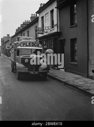 Arbeiter entladen Säcke mit Mehl von einem Bedford LKW von Pledge & Son Ltd, der Müllerei, auf einer ihrer Lieferungen in Ashford, Kent. 1939 Stockfoto